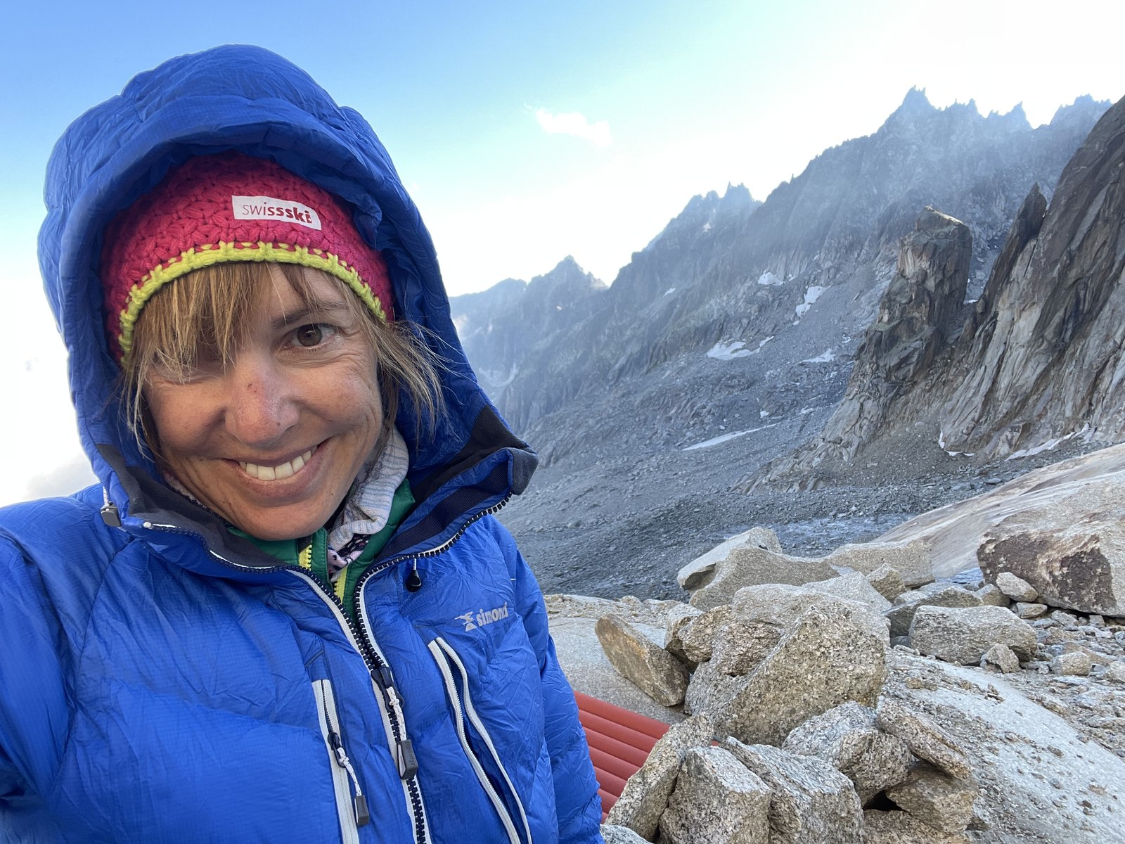 Porträt von Isabelle Ledergerber in den Bergen