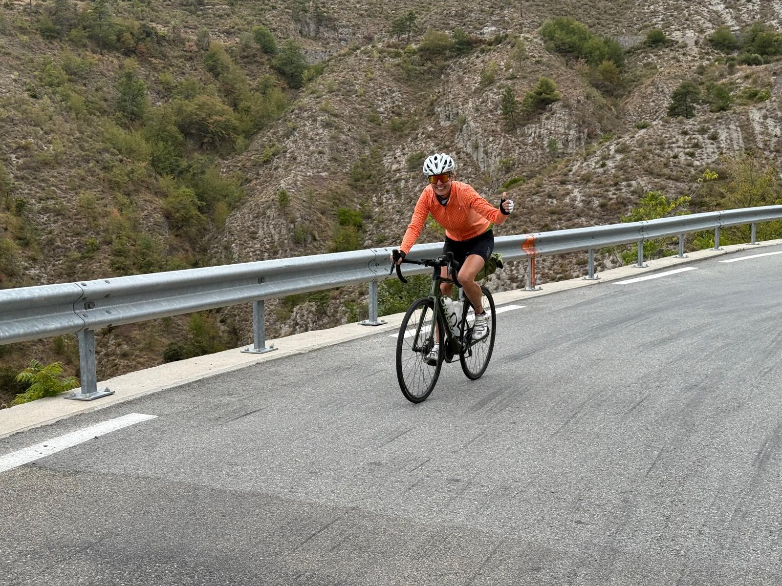 Isabelle Ledergerber beim Rennradfahren auf einer Passstrasse