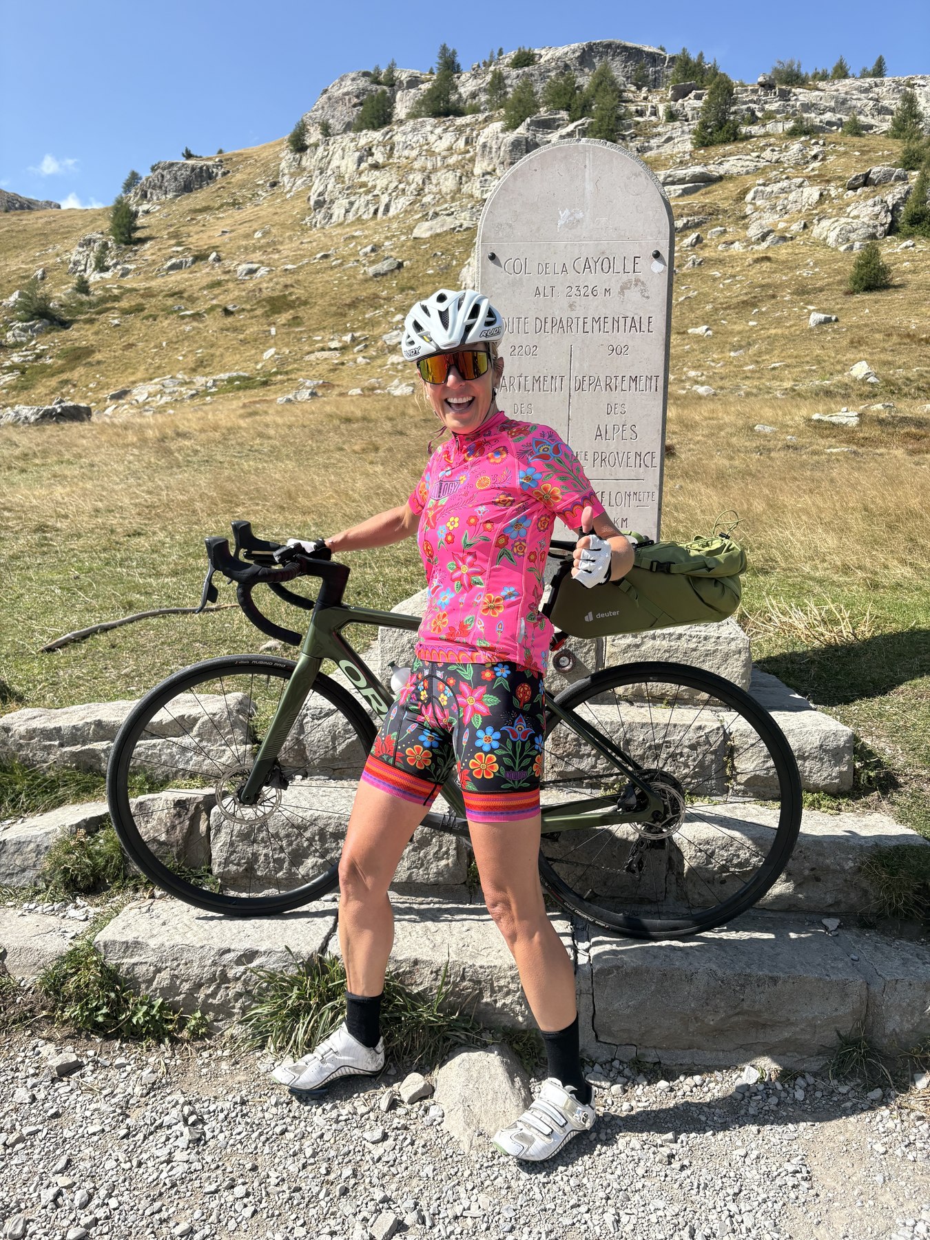 Isabelle Ledergerber mit ihrem Rennrad auf dem Col de la Cayolle
