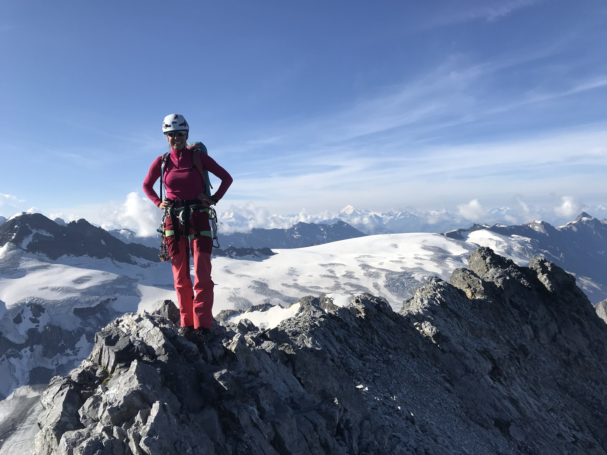 Isabelle Ledergerber auf einem felsigen Gipfelgrat in den Schweizer Alpen