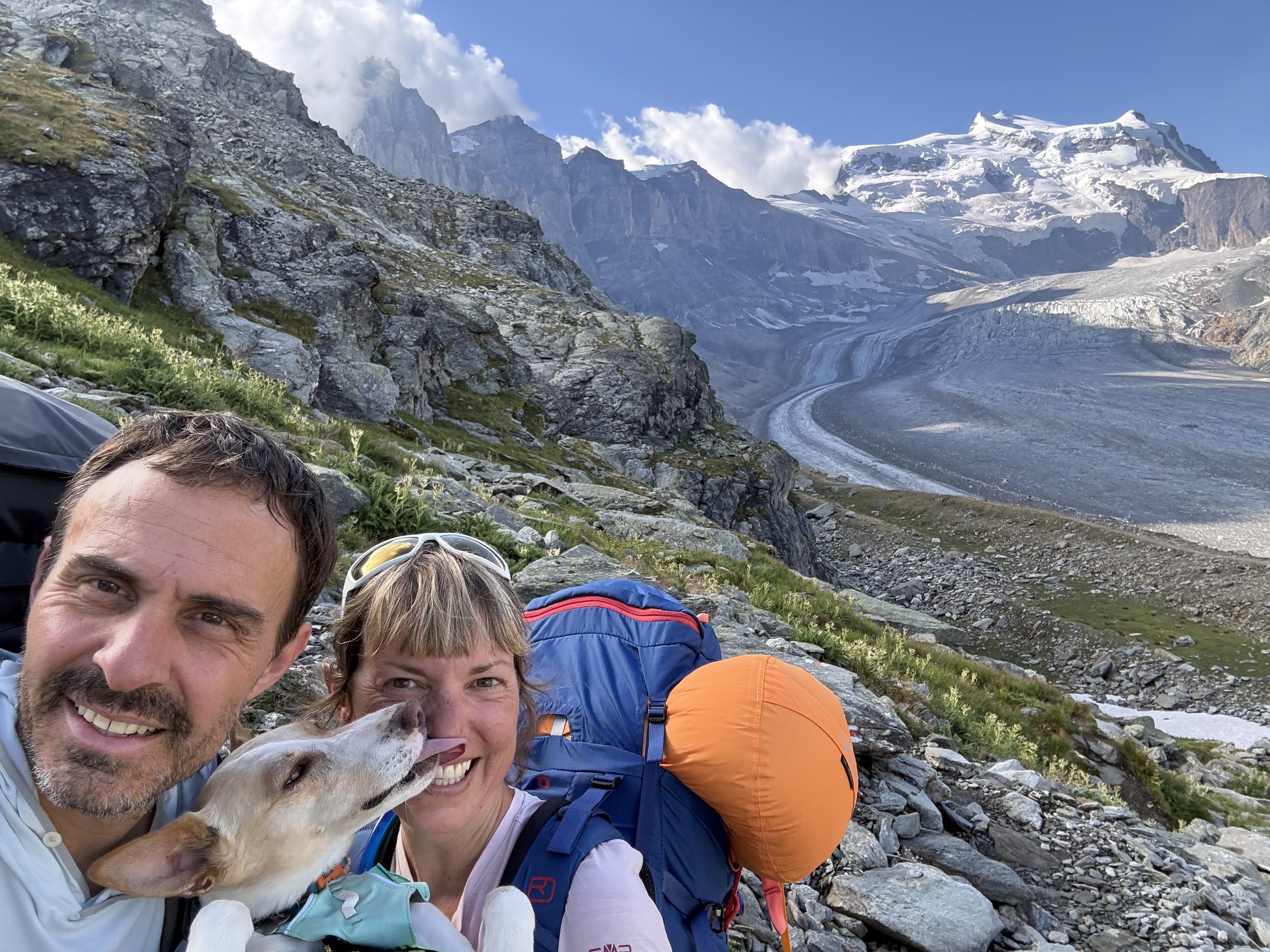 Isabelle Ledergerber mit ihrem Partner und Luna in den Bergen