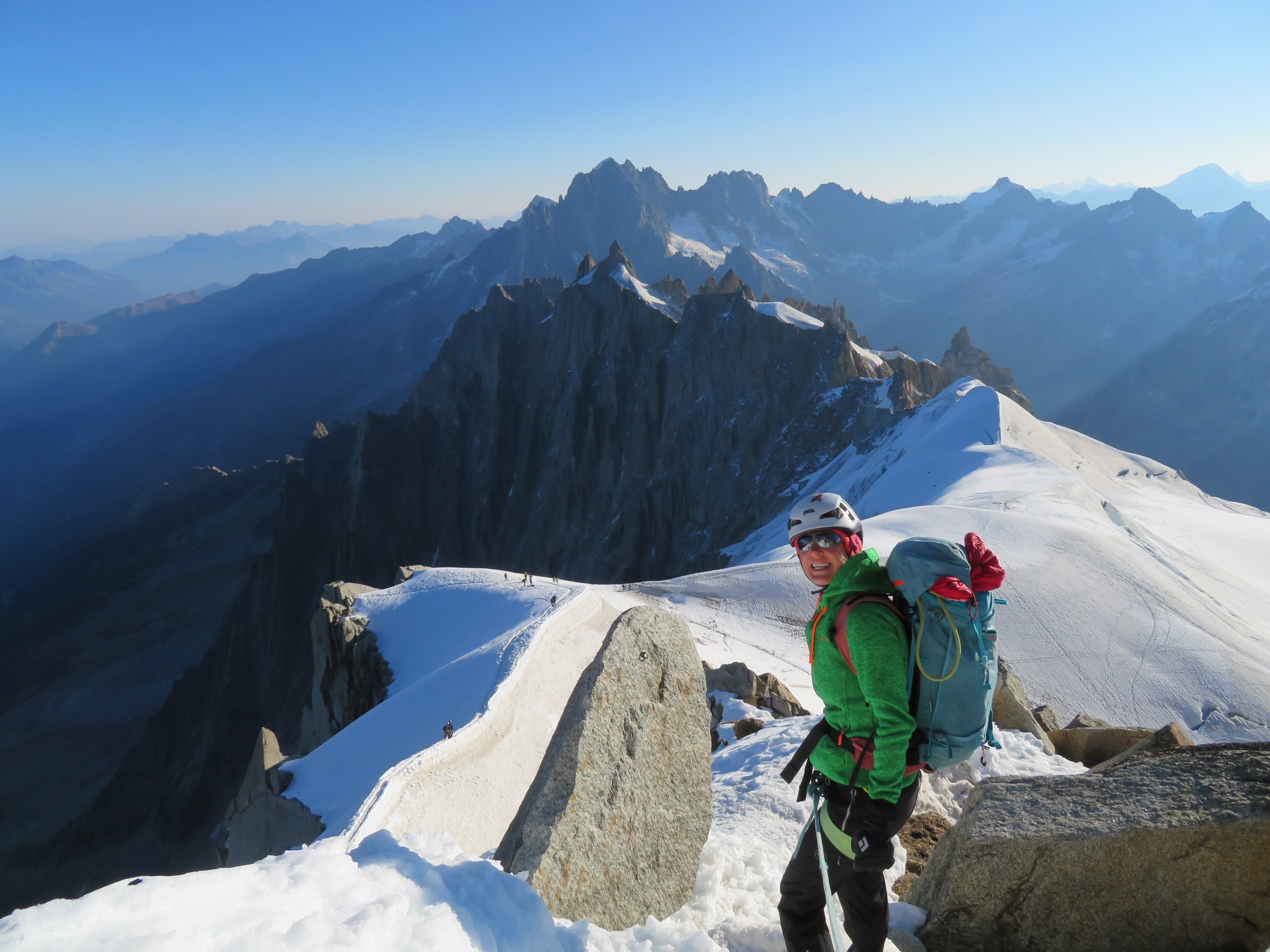 Isabelle Ledergerber in einer hochalpinen, schneebedeckten Berglandschaft