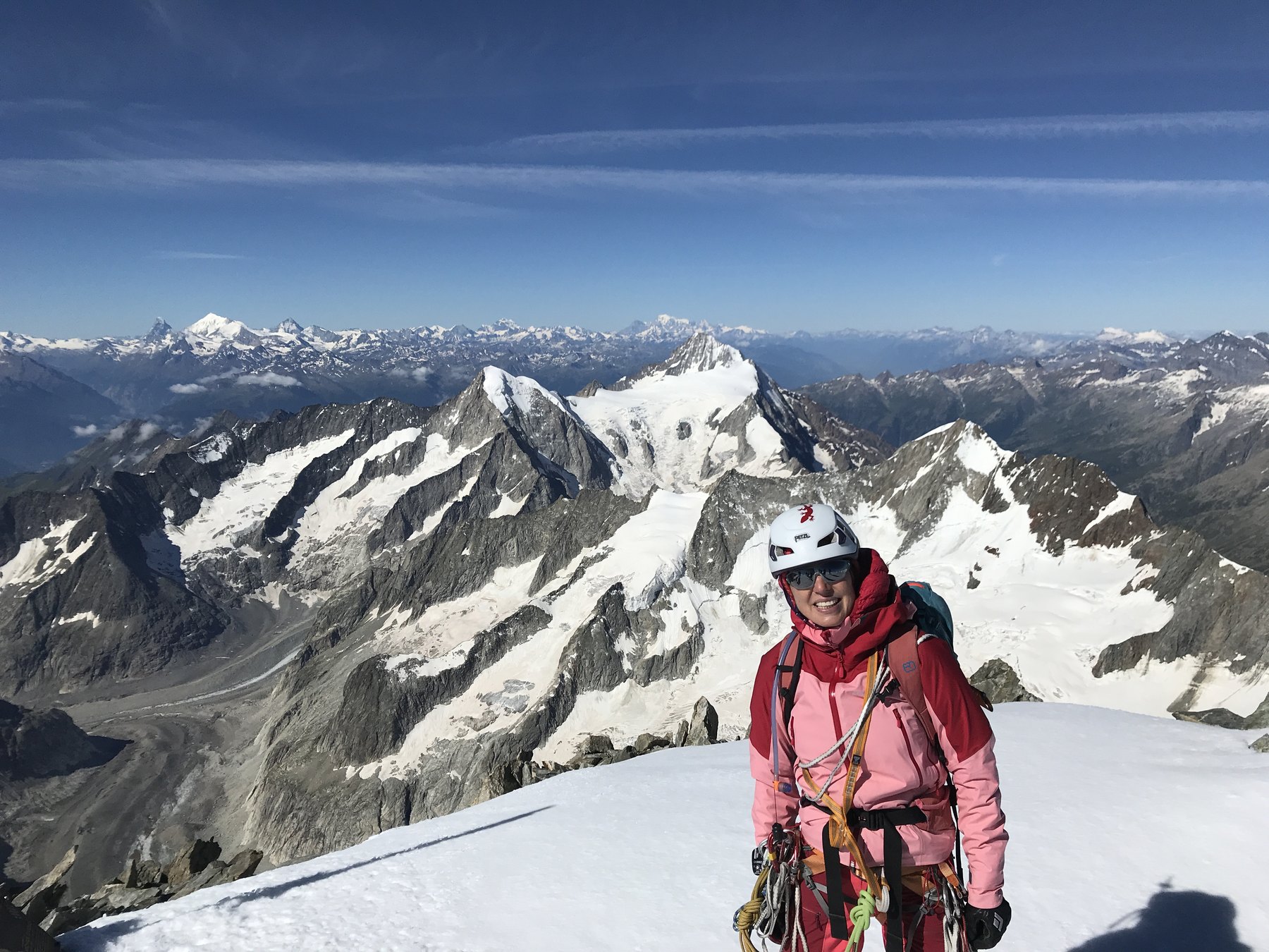 Isabelle Ledergerber über den Wolken vor einem Gletscherpanorama
